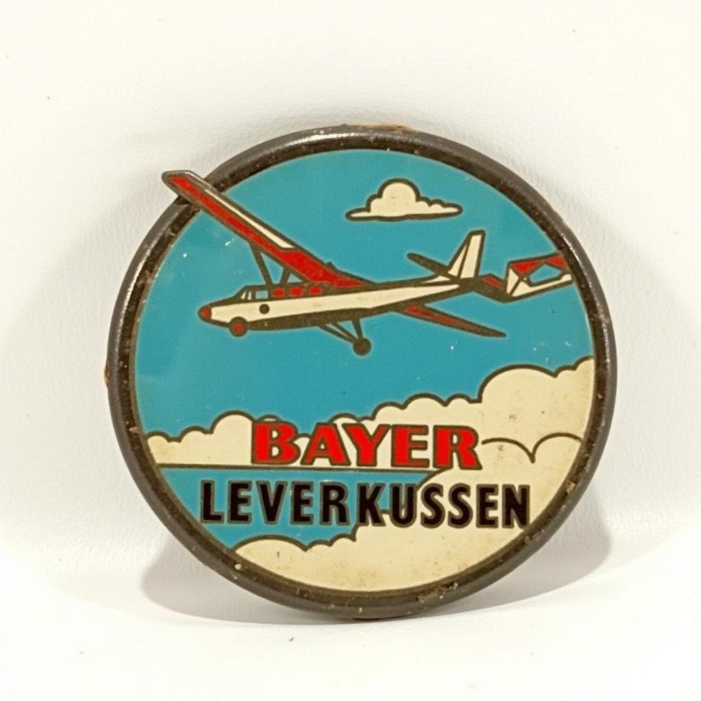 Alte Anstecknadel mit dem Logo von Bayer Leverkusen und einem Segelflieger