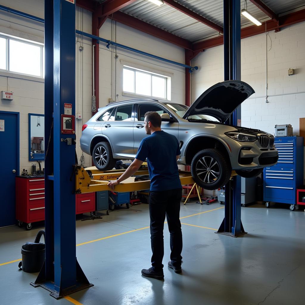 Werkstatt im Autohaus Szanto mit Hebebühne und Mechaniker