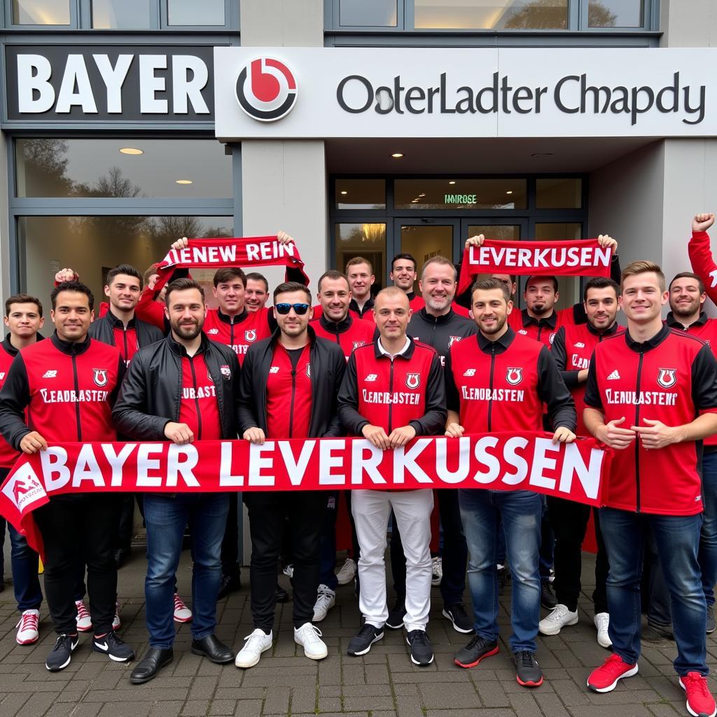 Fans von Bayer Leverkusen vor dem Eingang der Geschäftsstelle an der Bamberger Str. 20