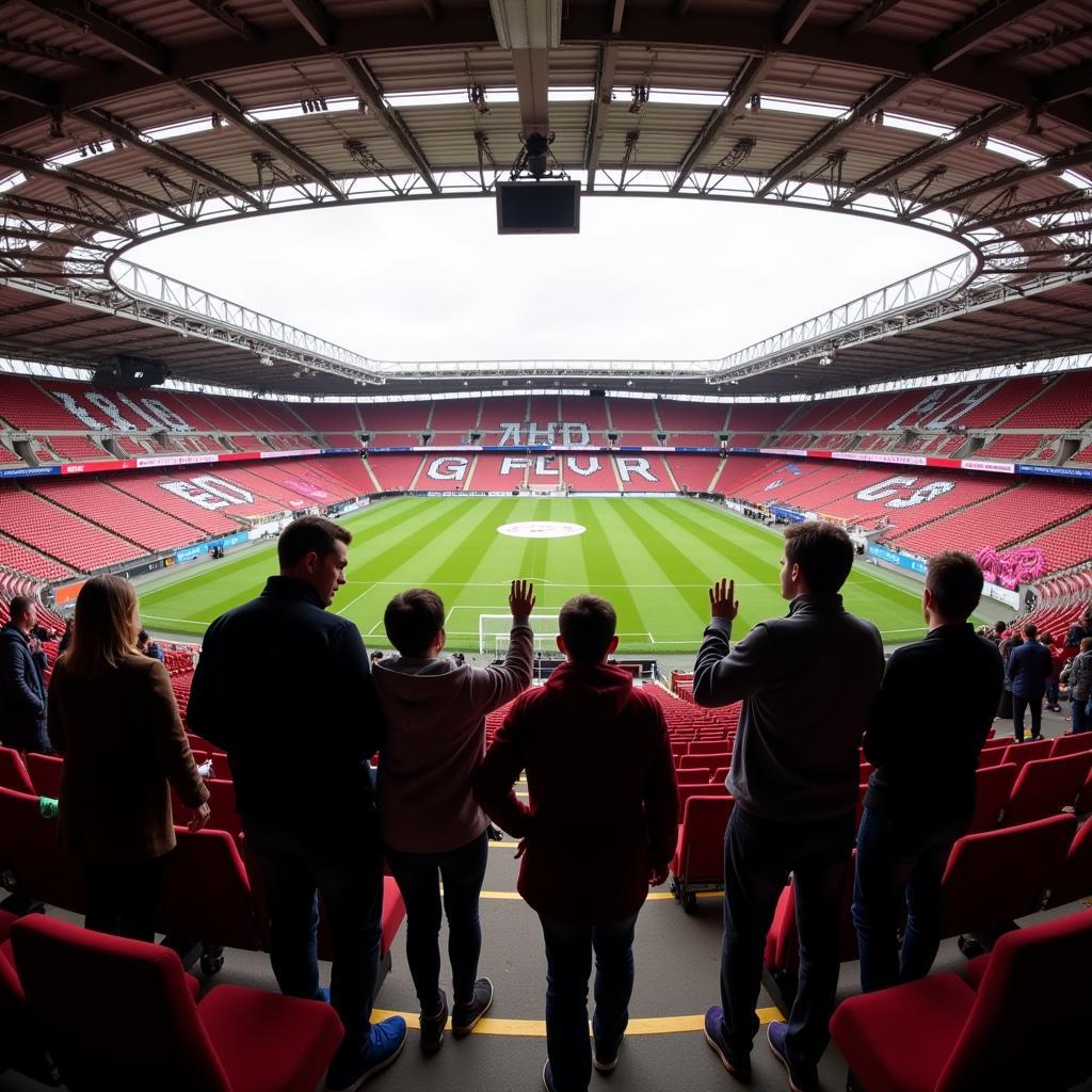 Fußballfans während einer Bayer AG Leverkusen Besichtigung in der BayArena.