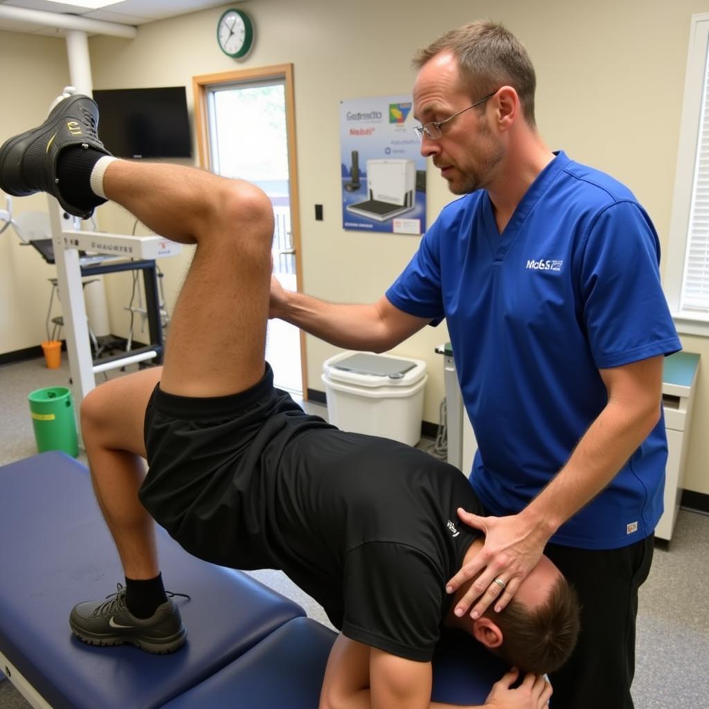 Dr. Burgmann betreut einen Spieler während der Rehabilitation.