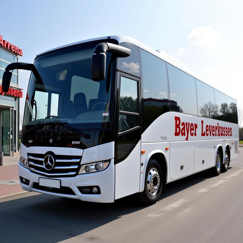 Der Mannschaftsbus von Bayer Leverkusen, ein Mercedes-Benz, steht bereit für die nächste Auswärtsfahrt.